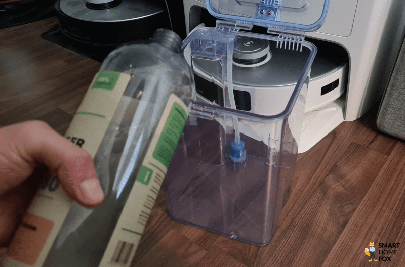 Ein spezieller Reiniger wird in den Frischwassertank des ECOVACS DEEBOT T20 OMNI eingeführt.